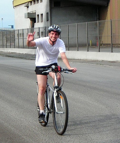 2011-08-05 17 Les Gentlemen Dernier Tour Loin derriere L Essentiel Avoir participe.JPG